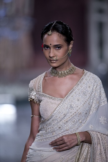 إبداعات المصمم Tarun Tahiliani الأزياء الهندية التقليدية تميز أسبوع الموضة الهندى