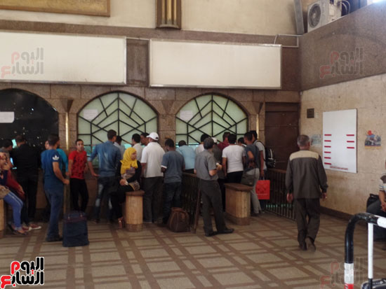 أزمة تذاكر القطارات فى الصعيد رغم انتهاء إجازة العيد (1)