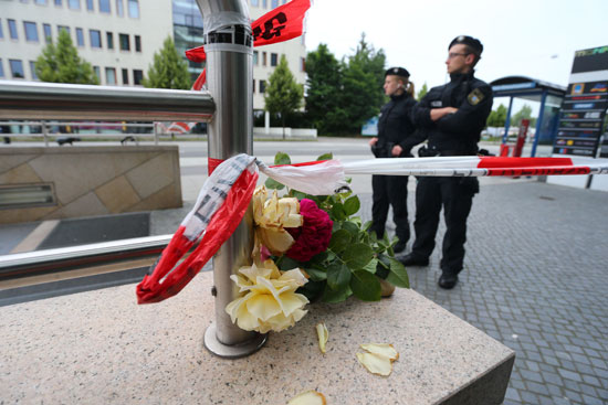1ألمان يضعون زهور ويشعلون شموع بالقرب من مسرح جريمة ميونيخ (1)