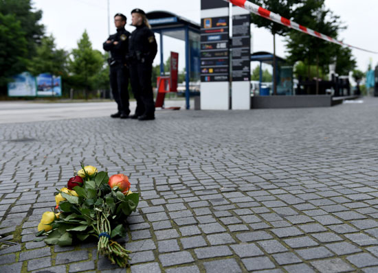 1ألمان يضعون زهور ويشعلون شموع بالقرب من مسرح جريمة ميونيخ (8)
