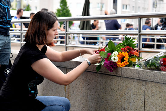 1ألمان يضعون زهور ويشعلون شموع بالقرب من مسرح جريمة ميونيخ (14)