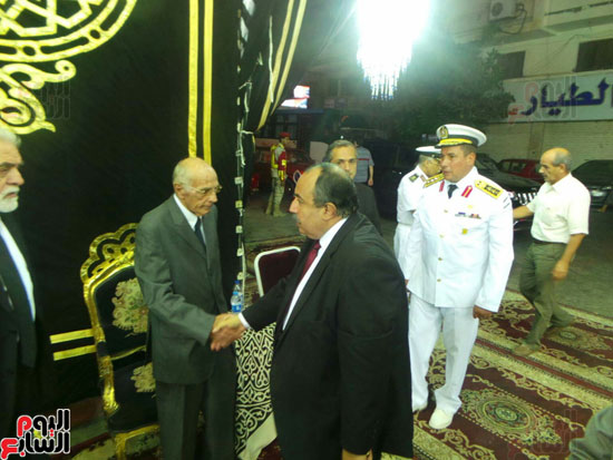محافظ الإسكندرية يصل عزاء اللواء عمرو البتانونى (2)