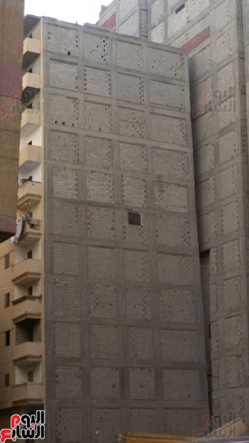 عقار مائل حديث البناء فى منطقة الفلكى بالإسكندرية (2)