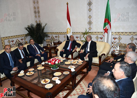 رئيس الوزراء شريف إسماعيل يصل الجزائر (8)