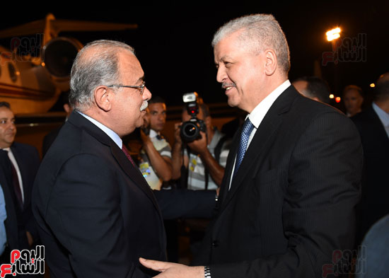 رئيس الوزراء شريف إسماعيل يصل الجزائر (1)