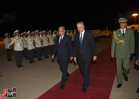 رئيس الوزراء شريف إسماعيل يصل الجزائر (4)