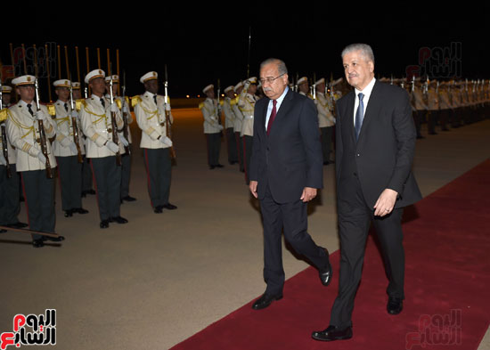 رئيس الوزراء شريف إسماعيل يصل الجزائر (5)