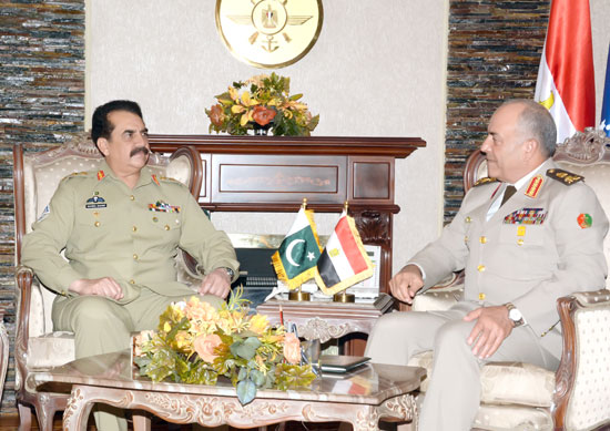 وزير الدفاع ورئيس الأركان يلتقيان رئيس هيئة القوات البرية الباكستانية (1)