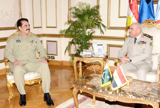 وزير الدفاع ورئيس الأركان يلتقيان رئيس هيئة القوات البرية الباكستانية (2)