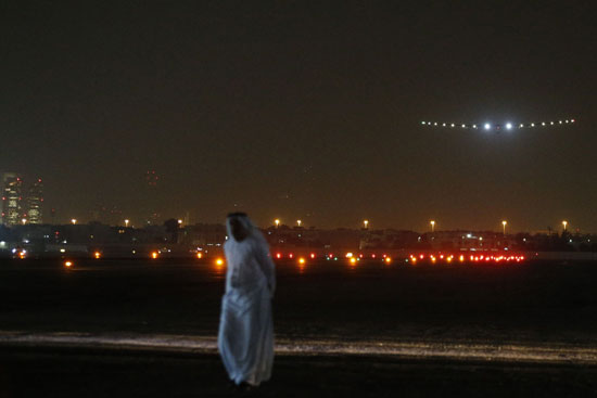 1وصول الطائرة سولار امبالس 2 إلى مطار البطين فى أبو ظبى (2)