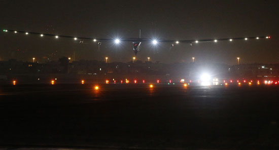 1وصول الطائرة سولار امبالس 2 إلى مطار البطين فى أبو ظبى (3)