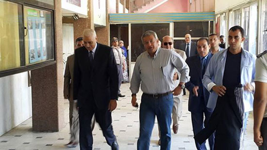 وصول وزير الشباب والرياضة لمبني محافظة السويس (1)