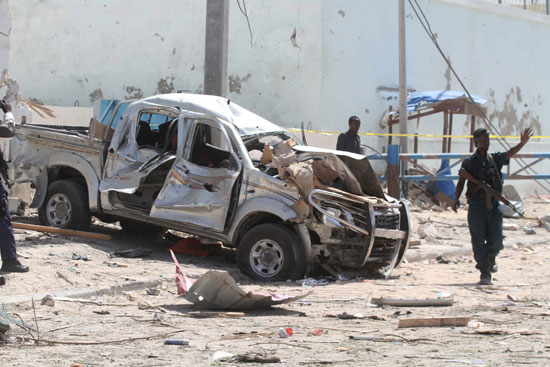 1ارتفاع حصيلة ضحايا تفجير انتحارى بالصومال إلى 13 قتيلا (4)