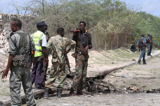 1ارتفاع حصيلة ضحايا تفجير انتحارى بالصومال إلى 13 قتيلا (5)
