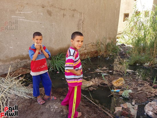 أهالى مساكن الكويزات بجرجا يعانون من مياه الصرف الصحى (4)