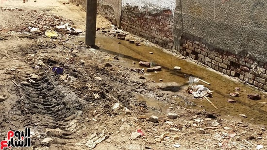 أهالى مساكن الكويزات بجرجا يعانون من مياه الصرف الصحى (7)