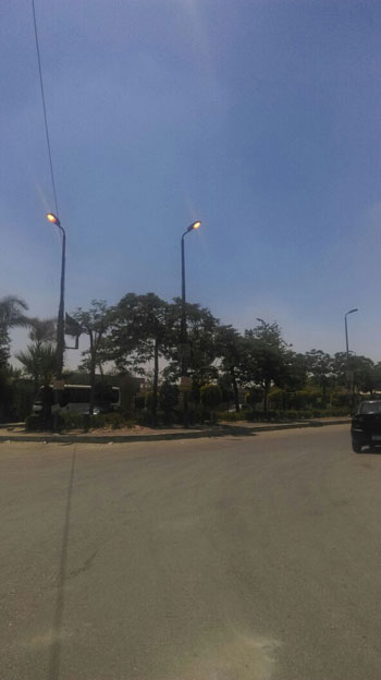 أعمدة الكهرباء مضاءة نهارا فى الشوارع المحيطة بالمنطقة الحرة فى مدينة نصر (1)