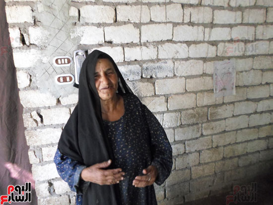 مأساة عجوز بسوهاج توفى زوجها وابنها وترعى أحفادها وتحتاج لعملية مياه زرقاء (1)