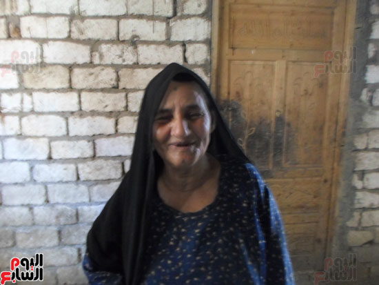 مأساة عجوز بسوهاج توفى زوجها وابنها وترعى أحفادها وتحتاج لعملية مياه زرقاء (3)
