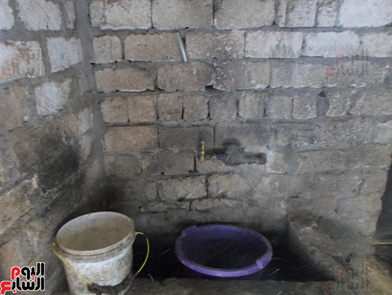 مأساة عجوز بسوهاج توفى زوجها وابنها وترعى أحفادها وتحتاج لعملية مياه زرقاء (5)
