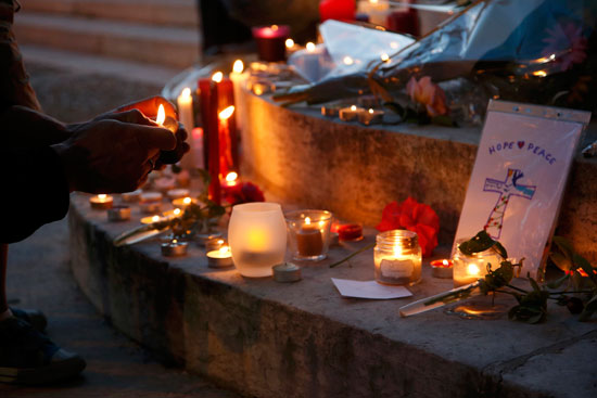 مواطنون فرنسيون يضعون أكاليل الزهور على روح ضحايا حادث كنيسة روان (1)