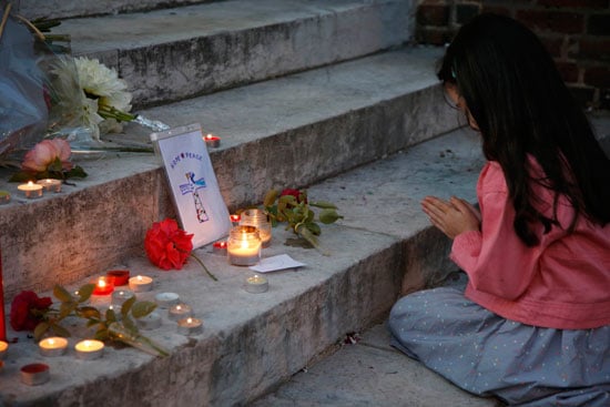 مواطنون فرنسيون يضعون أكاليل الزهور على روح ضحايا حادث كنيسة روان (2)