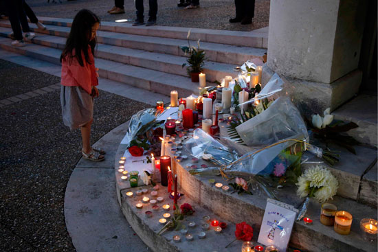 مواطنون فرنسيون يضعون أكاليل الزهور على روح ضحايا حادث كنيسة روان (3)