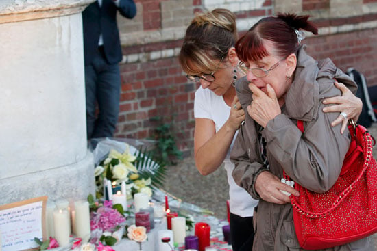 مواطنون فرنسيون يضعون أكاليل الزهور على روح ضحايا حادث كنيسة روان (4)