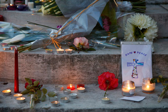 مواطنون فرنسيون يضعون أكاليل الزهور على روح ضحايا حادث كنيسة روان (5)