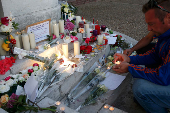 مواطنون فرنسيون يضعون أكاليل الزهور على روح ضحايا حادث كنيسة روان (6)