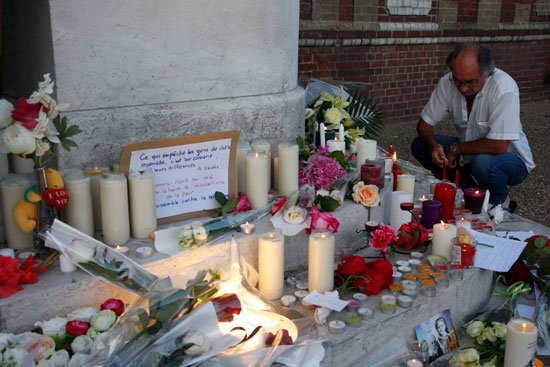 مواطنون فرنسيون يضعون أكاليل الزهور على روح ضحايا حادث كنيسة روان (10)
