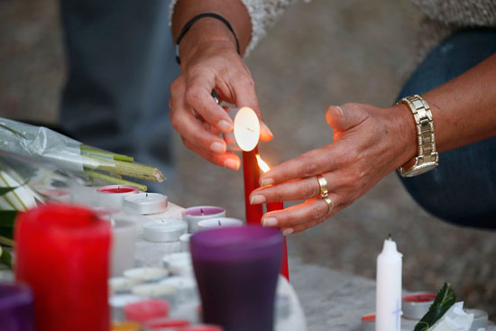 مواطنون فرنسيون يضعون أكاليل الزهور على روح ضحايا حادث كنيسة روان (8)