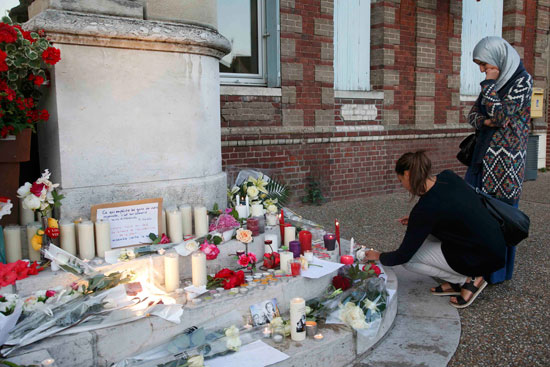 مواطنون فرنسيون يضعون أكاليل الزهور على روح ضحايا حادث كنيسة روان (9)