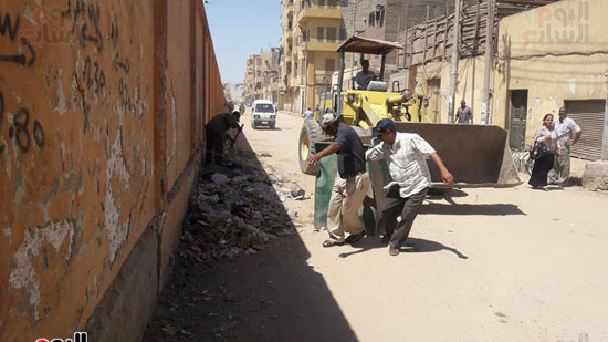 حملة نظافة ورفع قمامة من شوارع مدينة الأقصر (6)