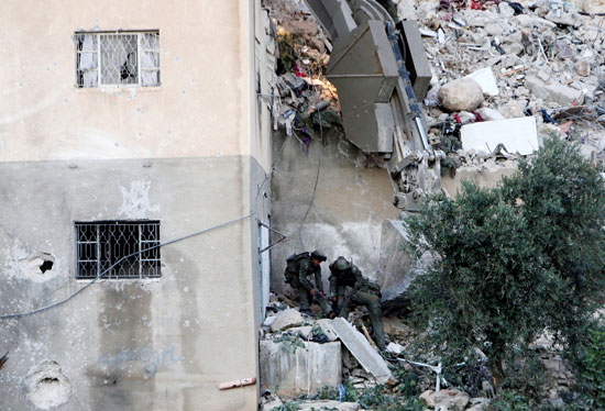 فلسطينيون يتفقدون منزل الناشط محمد الفقيه بعد مقتله على يد القوات الإسرائيلية (1)