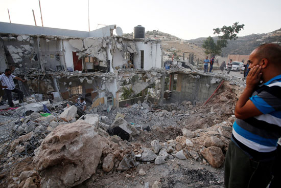 فلسطينيون يتفقدون منزل الناشط محمد الفقيه بعد مقتله على يد القوات الإسرائيلية (2)