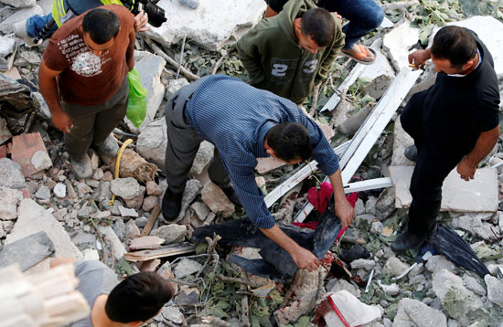 فلسطينيون يتفقدون منزل الناشط محمد الفقيه بعد مقتله على يد القوات الإسرائيلية (3)