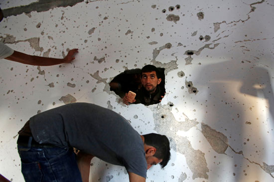 فلسطينيون يتفقدون منزل الناشط محمد الفقيه بعد مقتله على يد القوات الإسرائيلية (4)