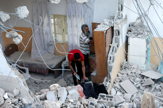فلسطينيون يتفقدون منزل الناشط محمد الفقيه بعد مقتله على يد القوات الإسرائيلية (5)