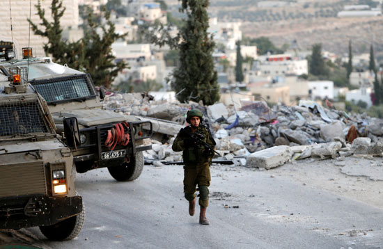 فلسطينيون يتفقدون منزل الناشط محمد الفقيه بعد مقتله على يد القوات الإسرائيلية (6)