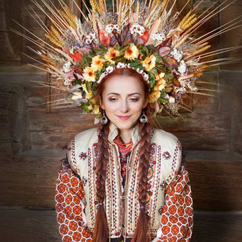  تيجان الزهور تحمى الجميلات من الأرواح الشريرة بأوكرانيا (2)