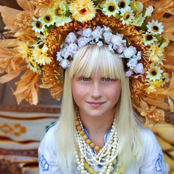  تيجان الزهور تحمى الجميلات من الأرواح الشريرة بأوكرانيا (4)