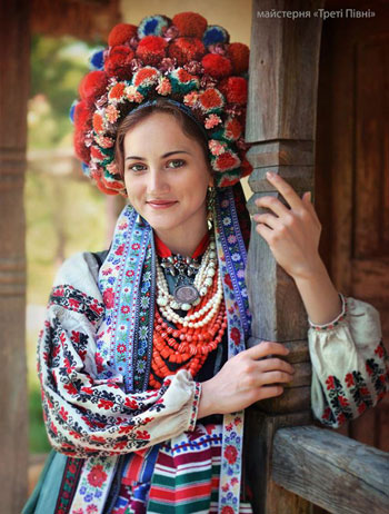  تيجان الزهور تحمى الجميلات من الأرواح الشريرة بأوكرانيا (6)