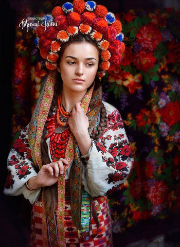  تيجان الزهور تحمى الجميلات من الأرواح الشريرة بأوكرانيا (11)