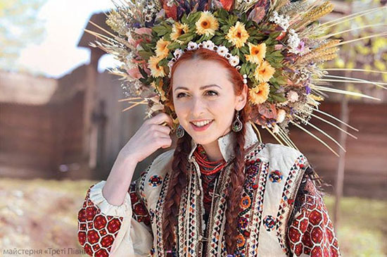  تيجان الزهور تحمى الجميلات من الأرواح الشريرة بأوكرانيا (14)