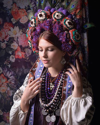  تيجان الزهور تحمى الجميلات من الأرواح الشريرة بأوكرانيا (8)