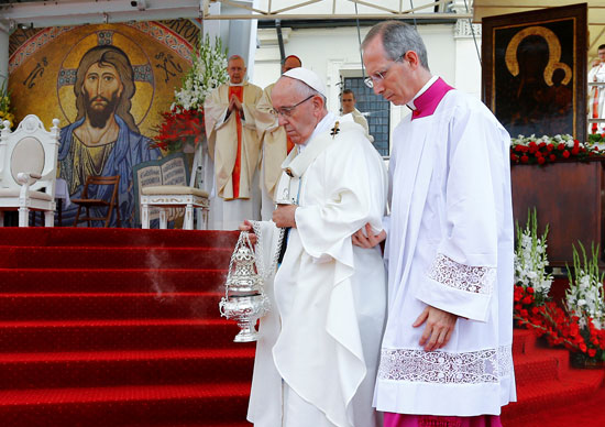 1البابا يزور أقدس دير فى بولندا وحشد هائل للكاثوليك (1)