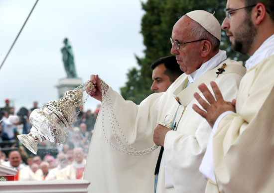 1البابا يزور أقدس دير فى بولندا وحشد هائل للكاثوليك (9)