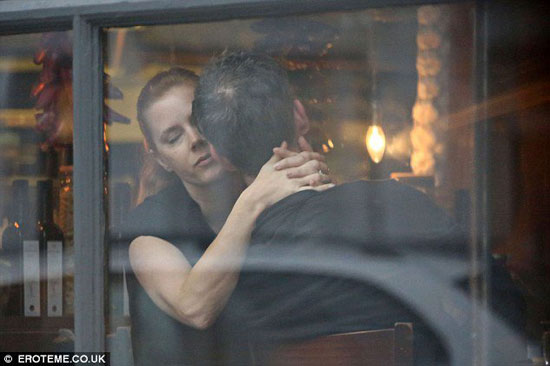  إيمى آدمز تتبادل القبلات مع زوجها فى حانة بلندن (1)
