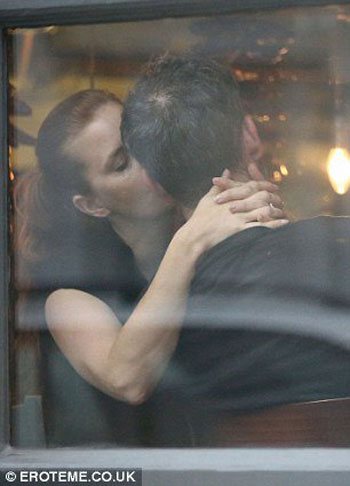  إيمى آدمز تتبادل القبلات مع زوجها فى حانة بلندن (4)